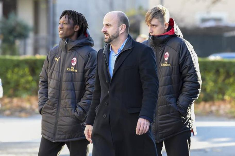 Una rappresentanza del Milan: l&#39;addetto stampa Nicola Pozzi e due ragazzi delle giovanili rossonere. LAPRESSE
